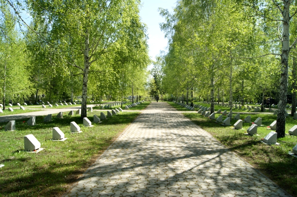 Омичи провели День поминовения на городских кладбищах – фоторепортаж