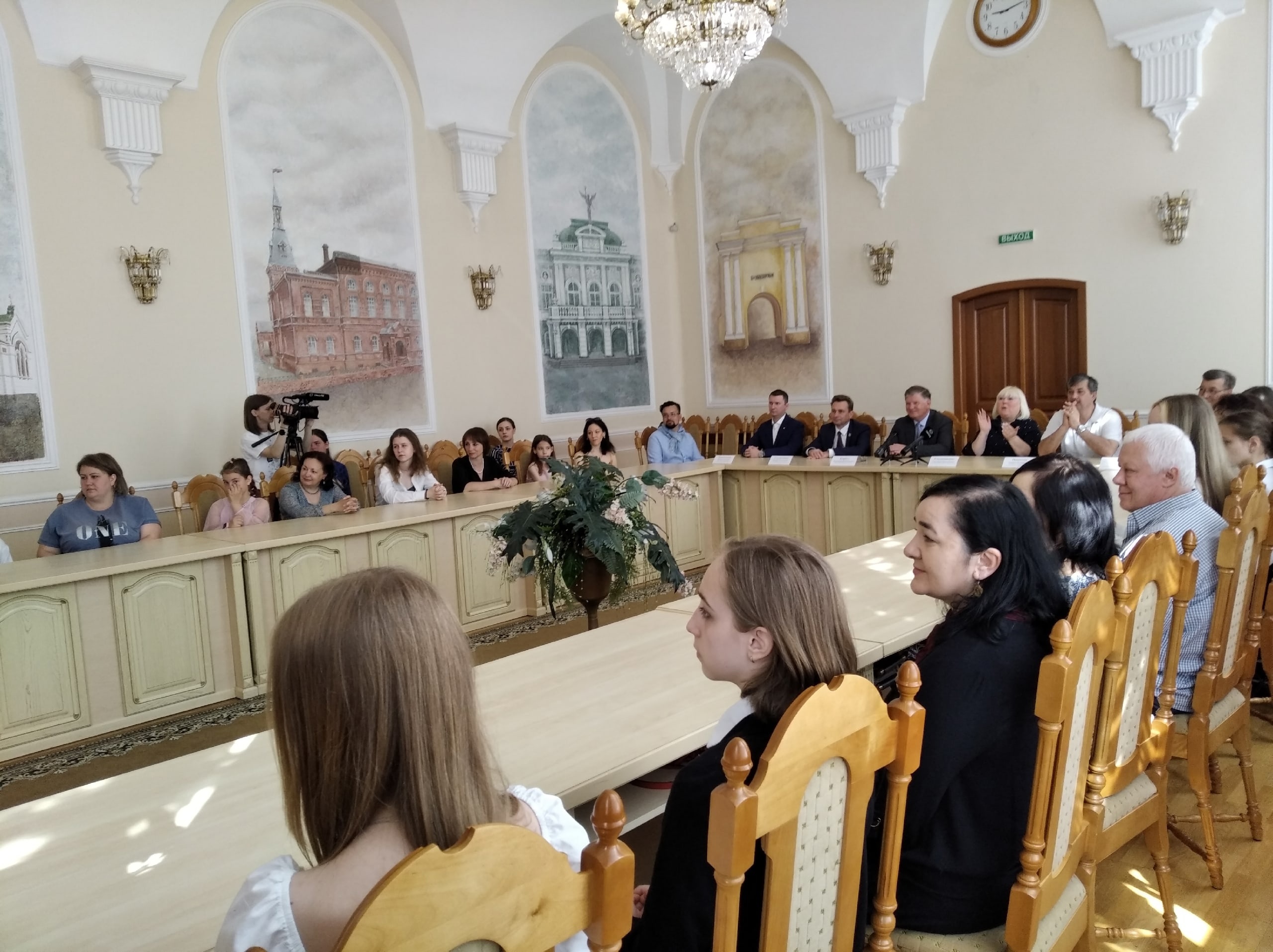В Омском горсовете в День защиты детей чествуют творчески одаренных детей и их наставников В Омском горсовете в День защиты детей чествуют творчески одаренных детей и их наставников