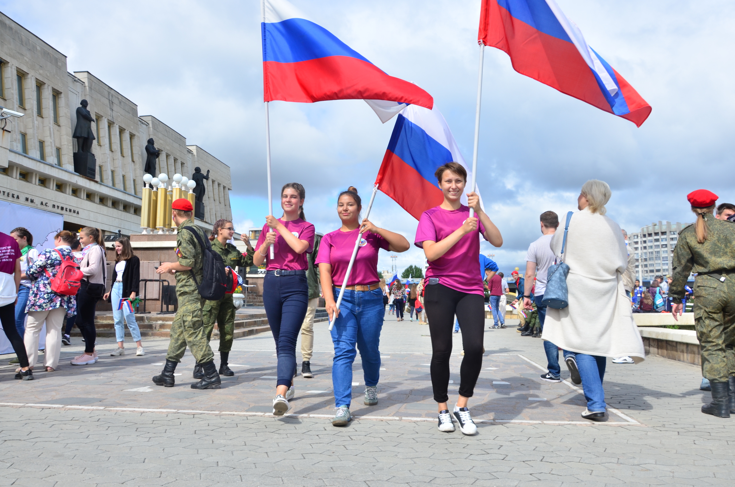 В центре Омска на День флага показали танец с гирями В центре Омска на День флага показали танец с гирями