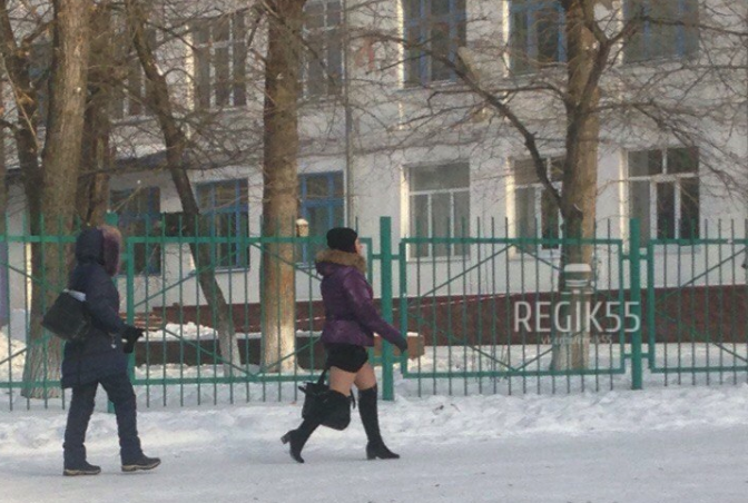 По морозному Омску ездят на велосипеде и ходят в мини-юбке