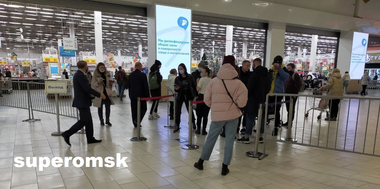 Полупустые залы, входной контроль строгий, QR-коды просят везде: как проходит шопинг в омских ТЦ Полупустые залы, входной контроль строгий, QR-коды просят везде: как проходит шопинг в омских ТЦ