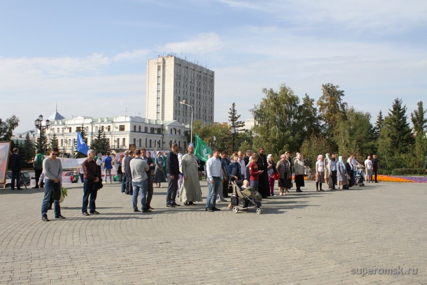 Православные омичи вышли защитить христианские святыни (ФОТОРЕПОРТАЖ) Православные омичи вышли защитить христианские святыни (ФОТОРЕПОРТАЖ)