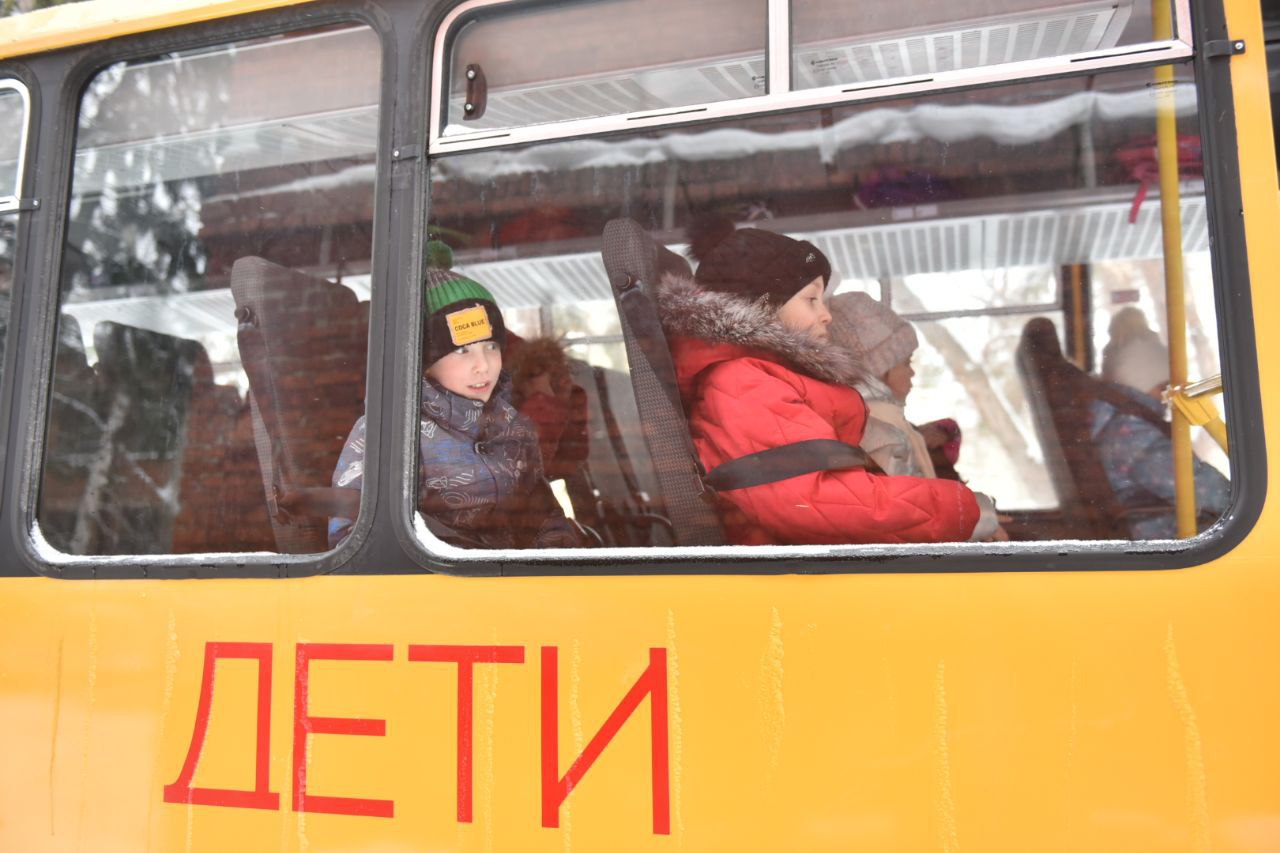 В Омске в 14 школ детей подвозят автобусы