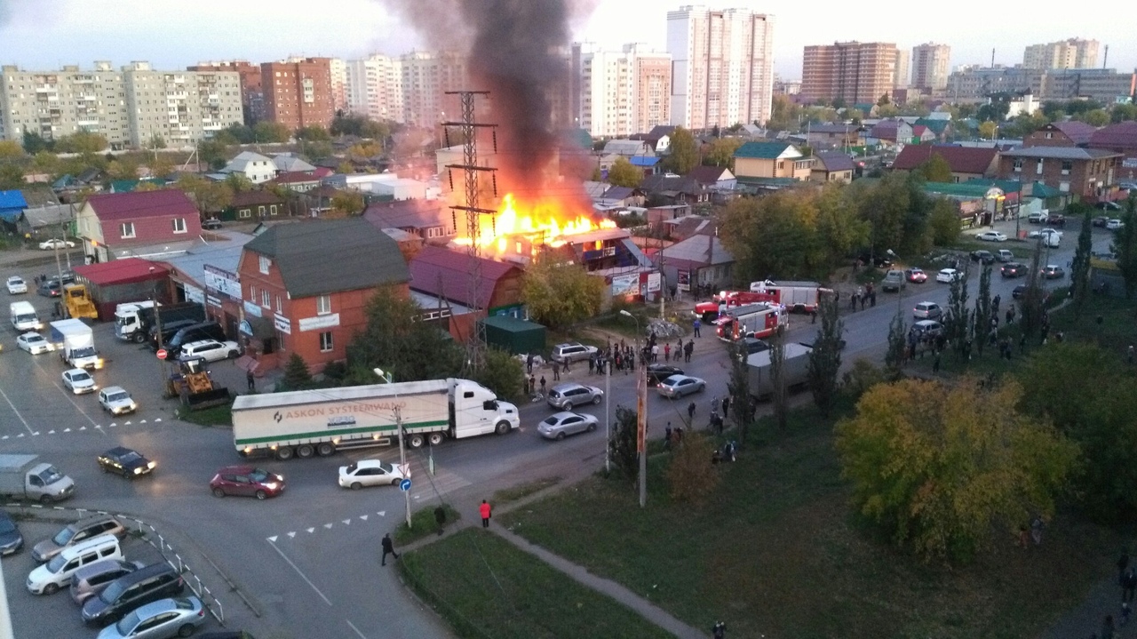 Серьезный пожар на СТО в Омске сняли на видео Серьезный пожар на СТО в Омске сняли на видео
