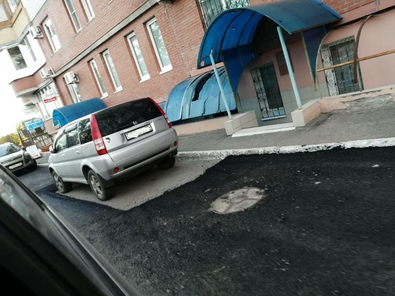 В омском дворе новый асфальт закатали вокруг машины