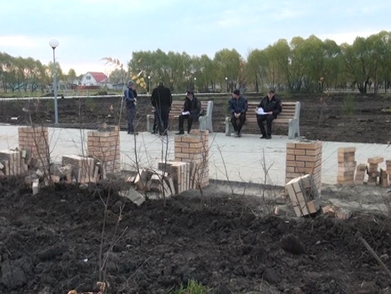 В Исилькуле разломали постаменты на Аллее Славы В Исилькуле разломали постаменты на Аллее Славы