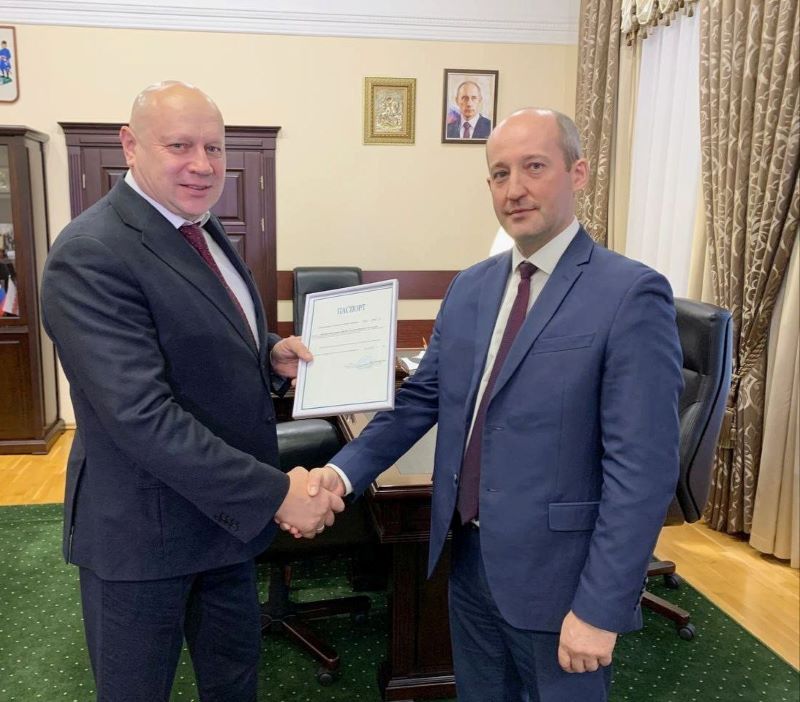 В кадр с мэром Омска Сергеем Шелестом попал подарок Никаса Сафронова В кадр с мэром Омска Сергеем Шелестом попал подарок Никаса Сафронова