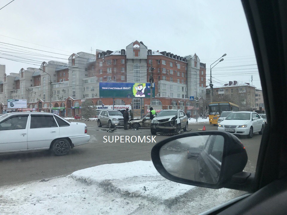 В центре Омска из-за столкновения трех машин образовалась плотная пробка – ФОТО В центре Омска из-за столкновения трех машин образовалась плотная пробка – ФОТО