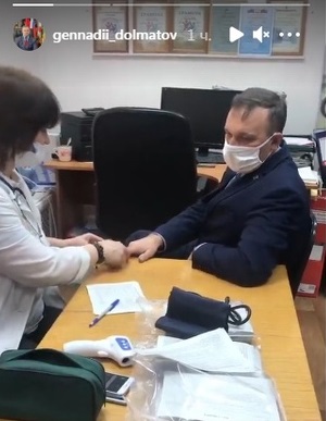 Глава Омского района Геннадий Долматов вакцинировался против коронавируса Глава Омского района Геннадий Долматов вакцинировался против коронавируса