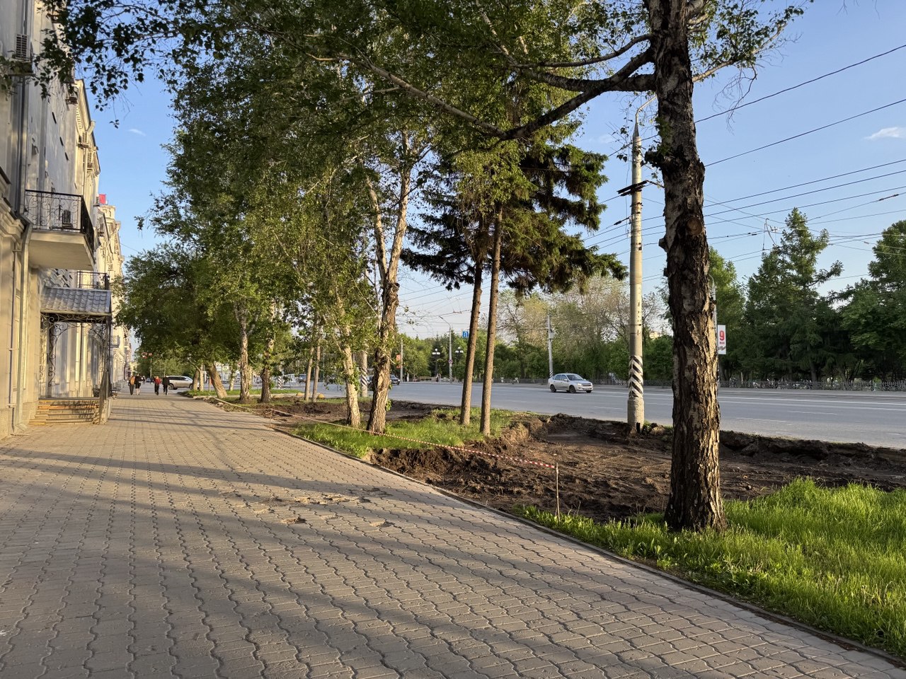 Зеленую зону в центре Омска раскопали под парковку Зеленую зону в центре Омска раскопали под парковку