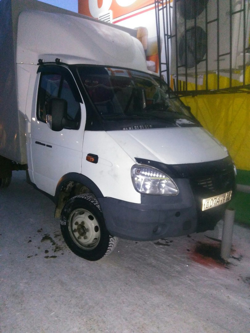 В Омске «Газель» без водителя врезалась в магазин В Омске «Газель» без водителя врезалась в магазин