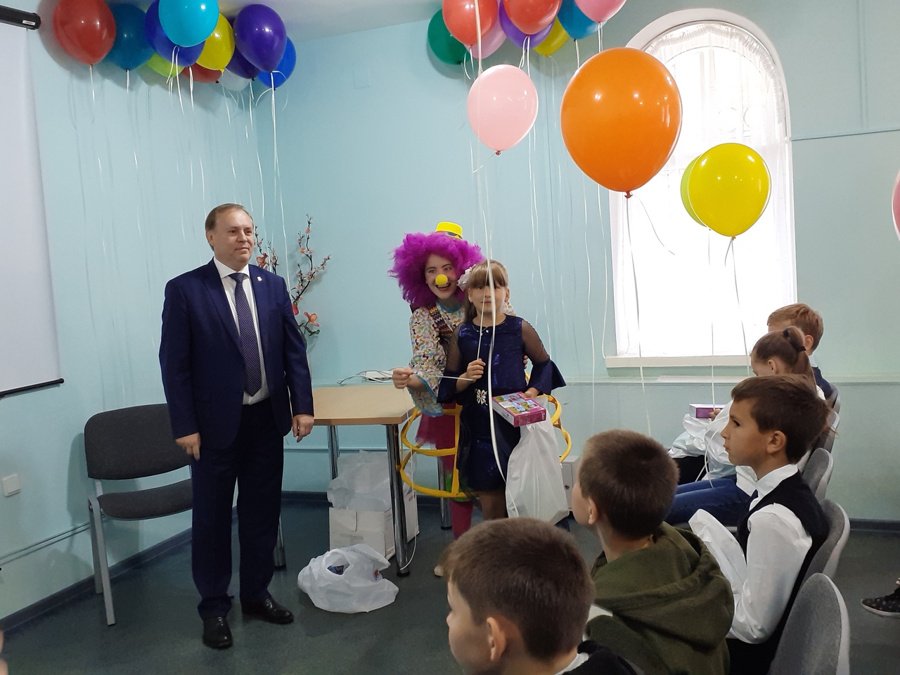 Омские депутаты подарили детям праздник накануне 1 сентября Омские депутаты подарили детям праздник накануне 1 сентября
