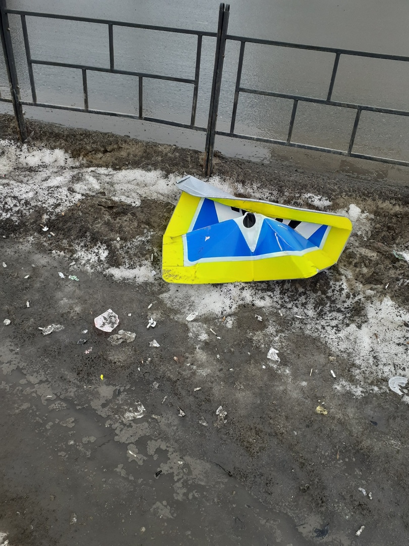 Появились снимки последствий аварии с внедорожником у популярного кинотеатра в Омске – фото Появились снимки последствий аварии с внедорожником у популярного кинотеатра в Омске – фото