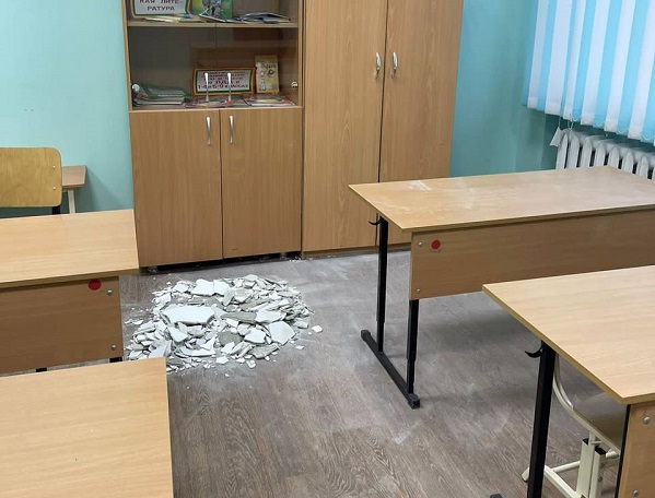 Ребенок получил тяжелую травму в омской школе из-за падения штукатурки Ребенок получил тяжелую травму в омской школе из-за падения штукатурки