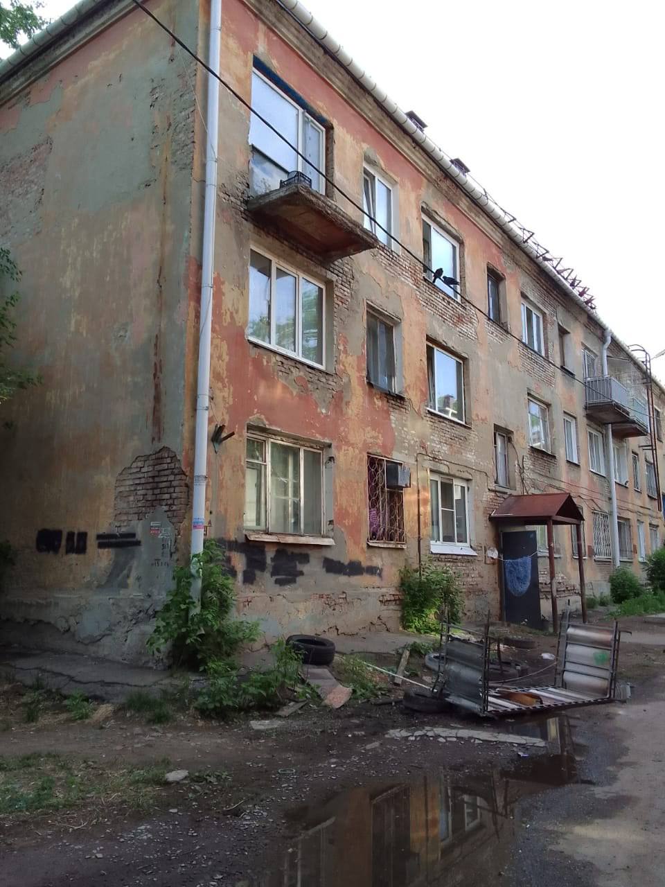 В жилой многоэтажке Омска обрушилась часть балкона В жилой многоэтажке Омска обрушилась часть балкона