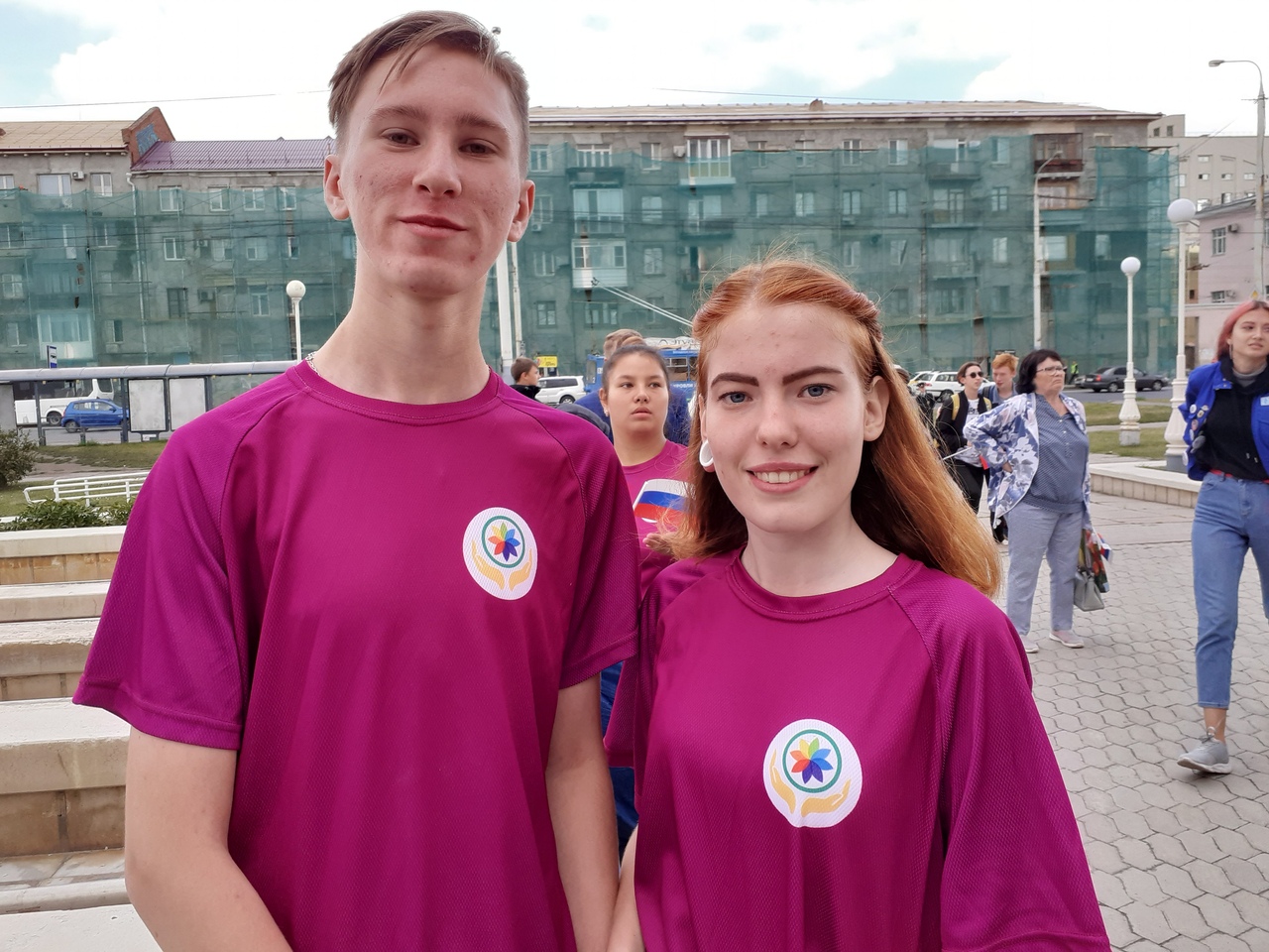 В центре Омска на День флага показали танец с гирями В центре Омска на День флага показали танец с гирями