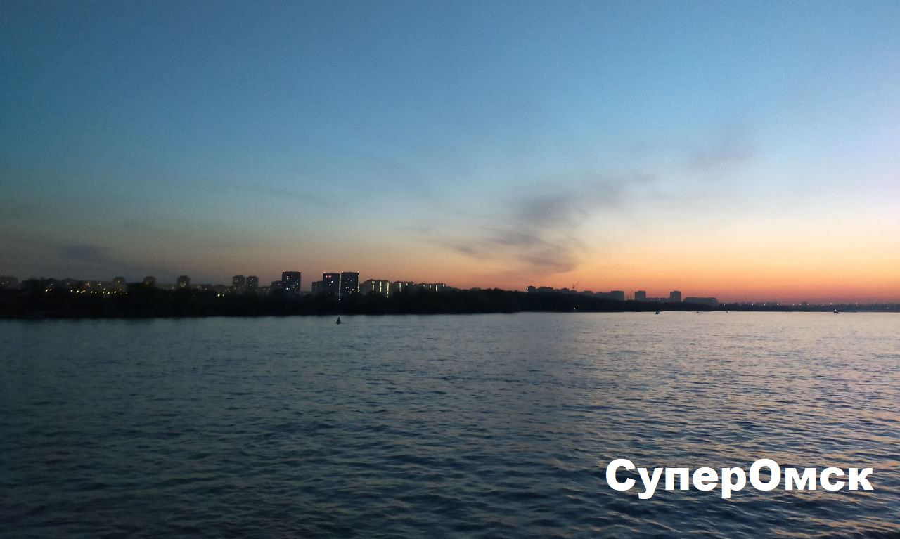 Салют на воде: как выглядел фейерверк с прогулочного теплохода в Омске Салют на воде: как выглядел фейерверк с прогулочного теплохода в Омске