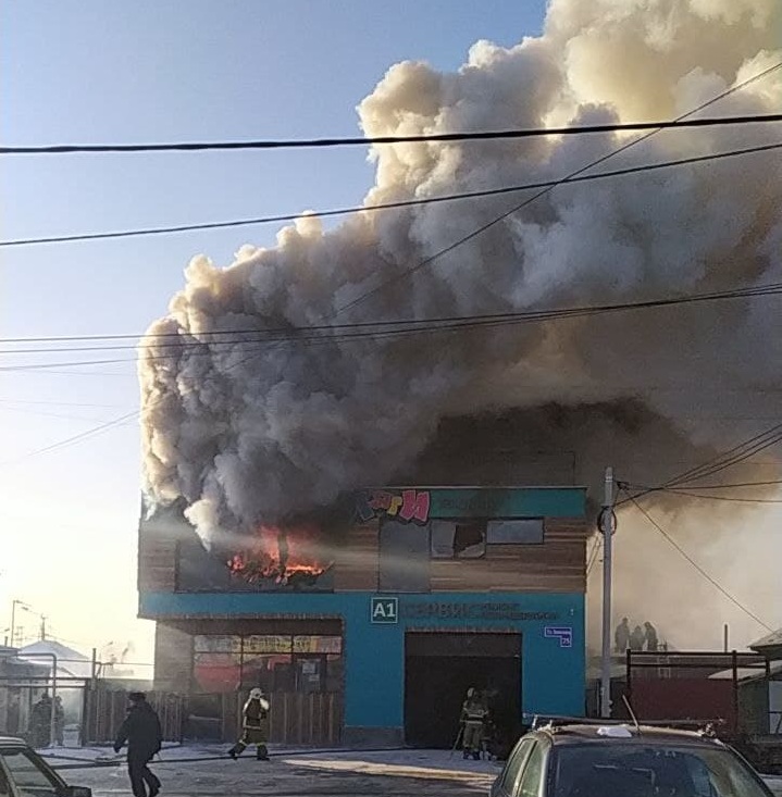 Появились подробности и жуткое видео пожара в центре Омска Появились подробности и жуткое видео пожара в центре Омска