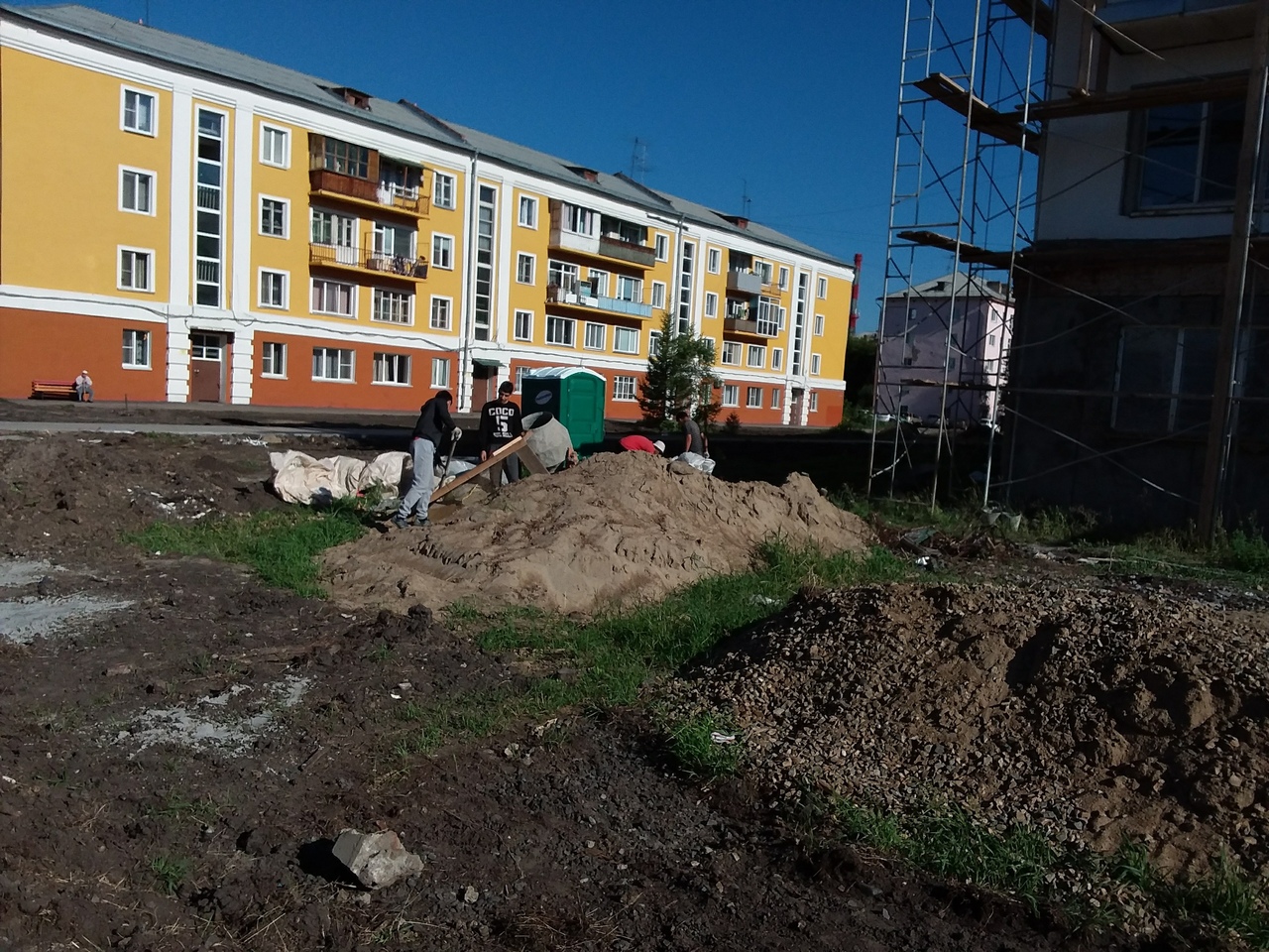 Омские депутаты прервали каникулы ради поездки в сквер героев-авиаторов - фото