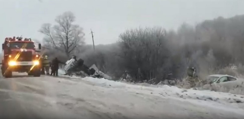 Скрин Видео: «ЧП Омск» На омской трассе иномарка с грузовичком «поцеловались» и увалились в кювет