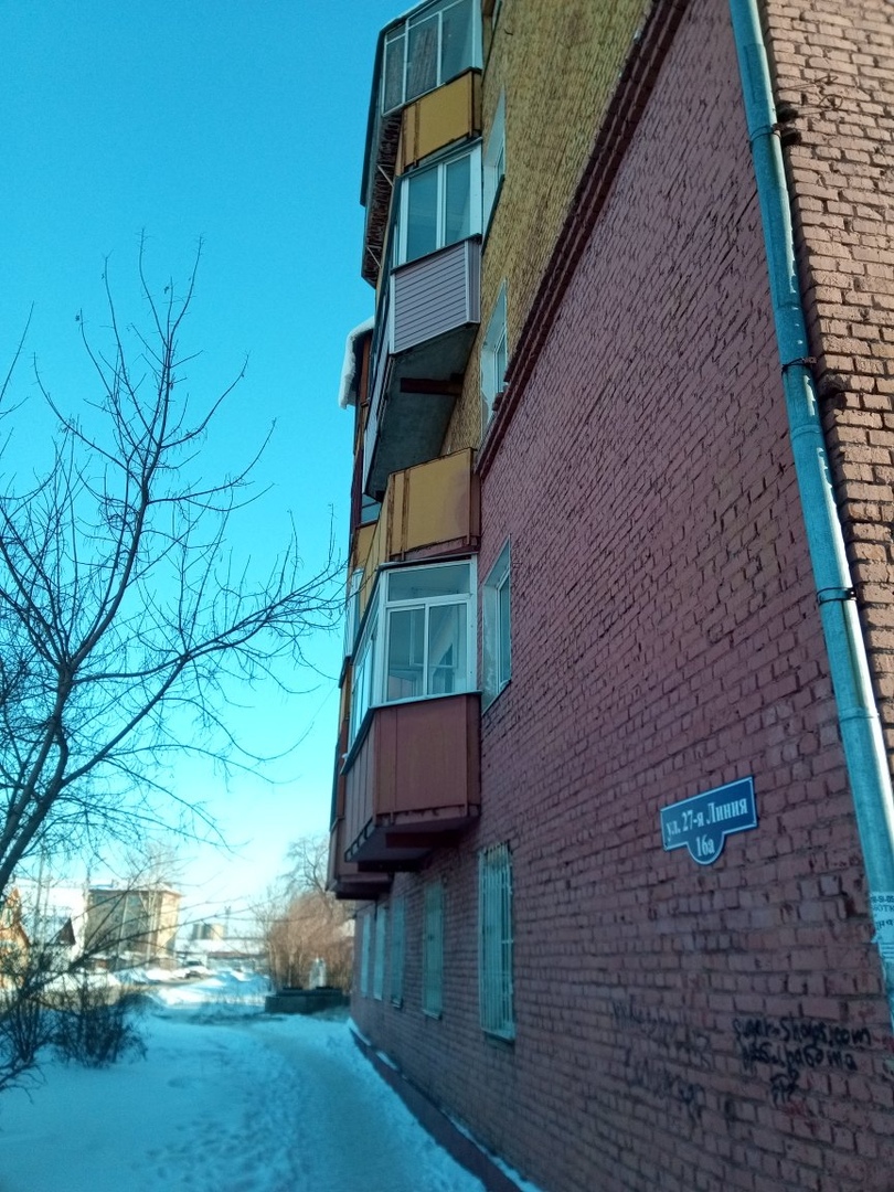 Омичей предупредили об опасном доме со льдом