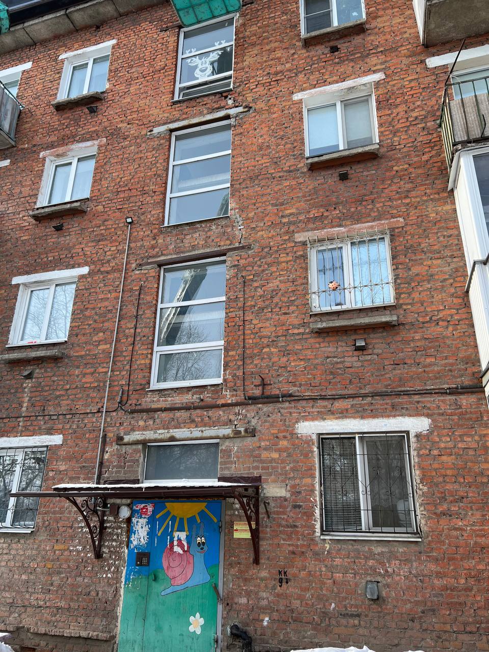 В Омске следить за трещиной на Профинтерна будут с помощью маячков В Омске следить за трещиной на Профинтерна будут с помощью маячков