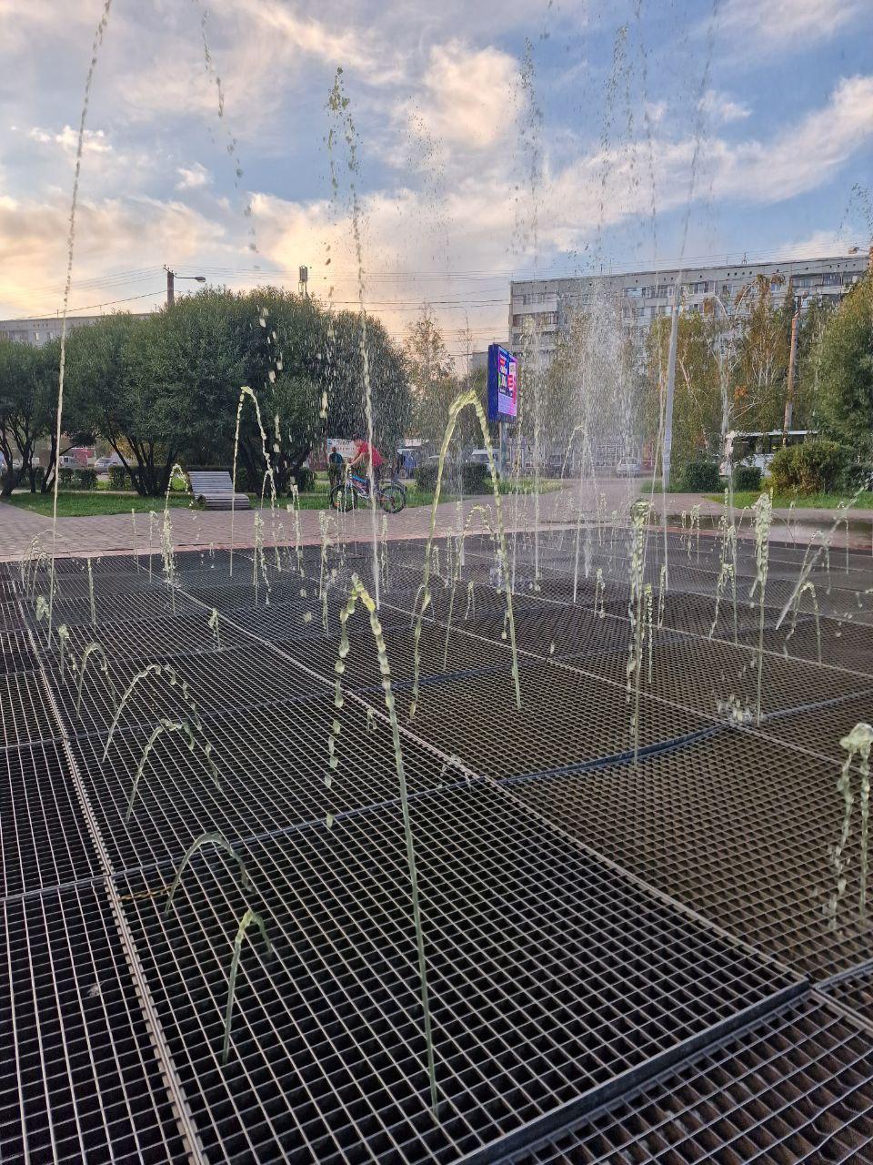 В Омске появился подозрительно желтый фонтан В Омске появился подозрительно желтый фонтан