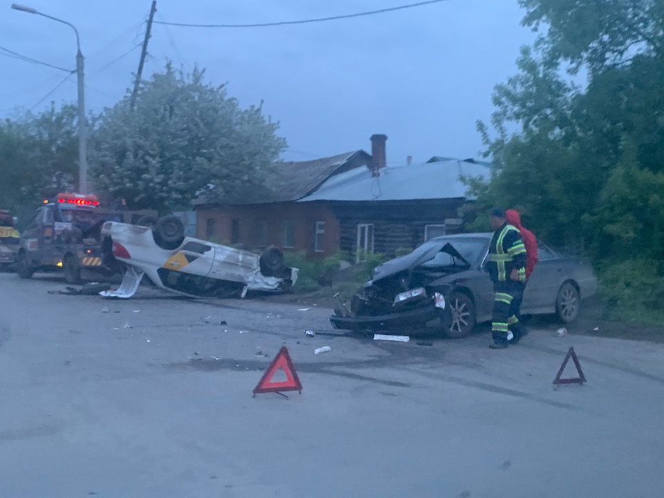 В Омске за сутки опрокинулись две машины такси В Омске за сутки опрокинулись две машины такси
