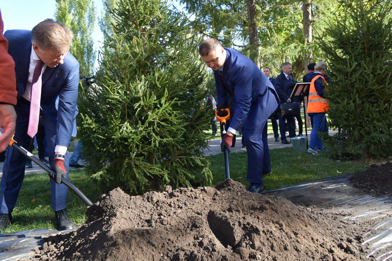 Губернатор Хоценко и участники Форума стран ШОС открыли Городской сад в центре Омска