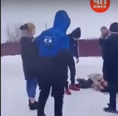 В пригороде Омска группа подростков на видео жестоко избила мужчину В пригороде Омска группа подростков на видео жестоко избила мужчину