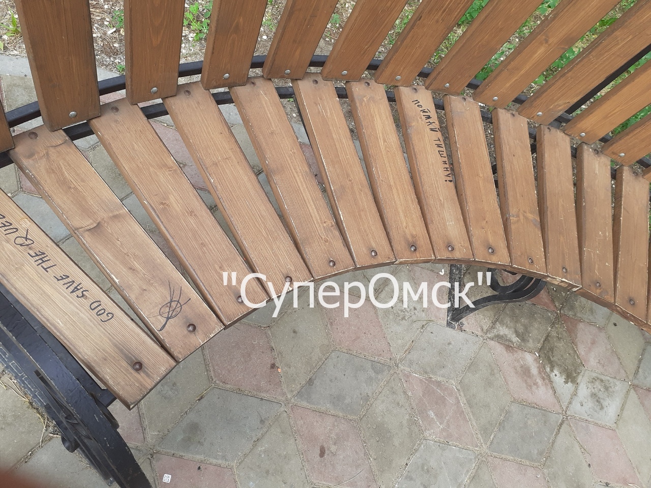 В Омске вандалы обезобразили скульптуру влюбленных в сквере Молодоженов В Омске вандалы обезобразили скульптуру влюбленных в сквере Молодоженов