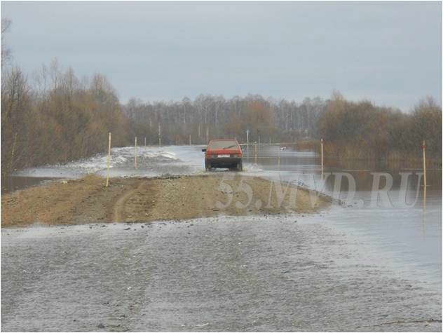 На двух дорогах в Омской области закрыли движение из-за паводка
