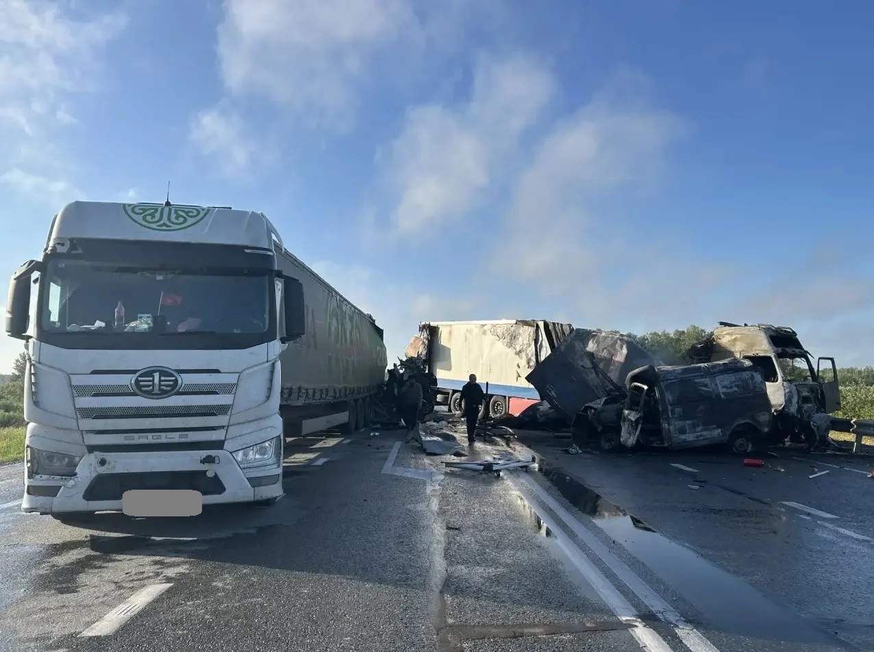 Появились кадры с места ДТП на трассе Тюмень – Омск со сгоревшими машинами Появились кадры с места ДТП на трассе Тюмень – Омск со сгоревшими машинами