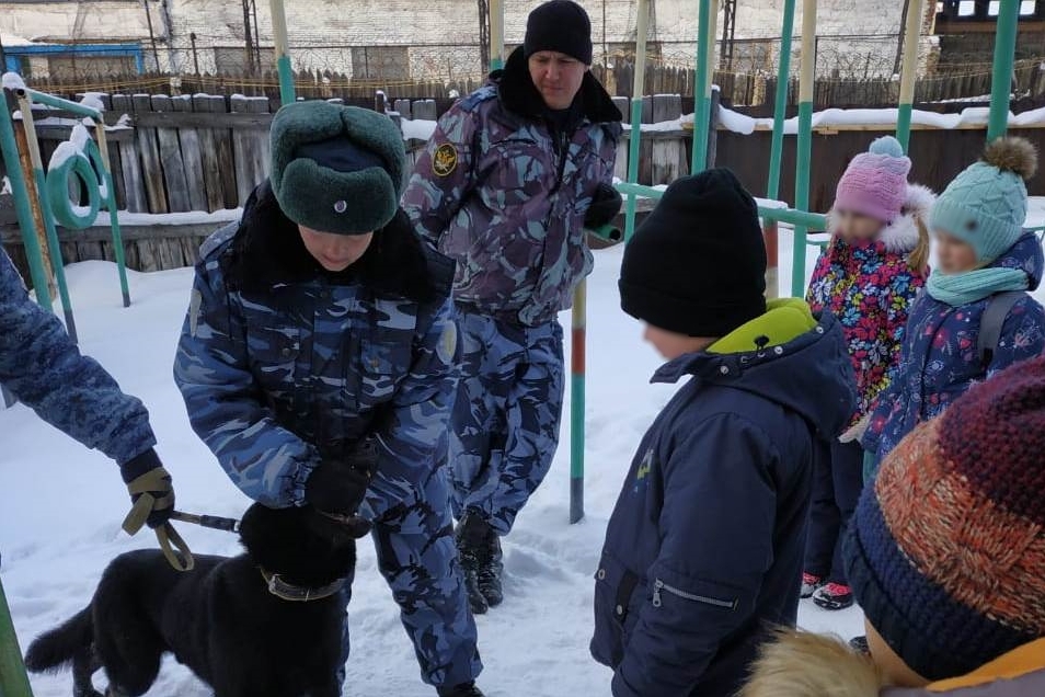 В омской колонии устроили выступление для детей В омской колонии устроили выступление для детей