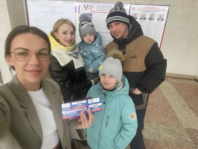 Всей семьей: первые лица Омска создали тренд на выборах президента Всей семьей: первые лица Омска создали тренд на выборах президента