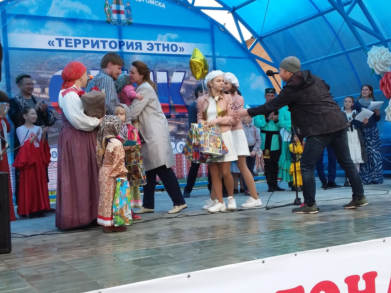 «Ребенок должен воспитываться только в полной семье»: Тетянников с Фадиной отпраздновали с омичами День семьи «Ребенок должен воспитываться только в полной семье»: Тетянников с Фадиной отпраздновали с омичами День семьи