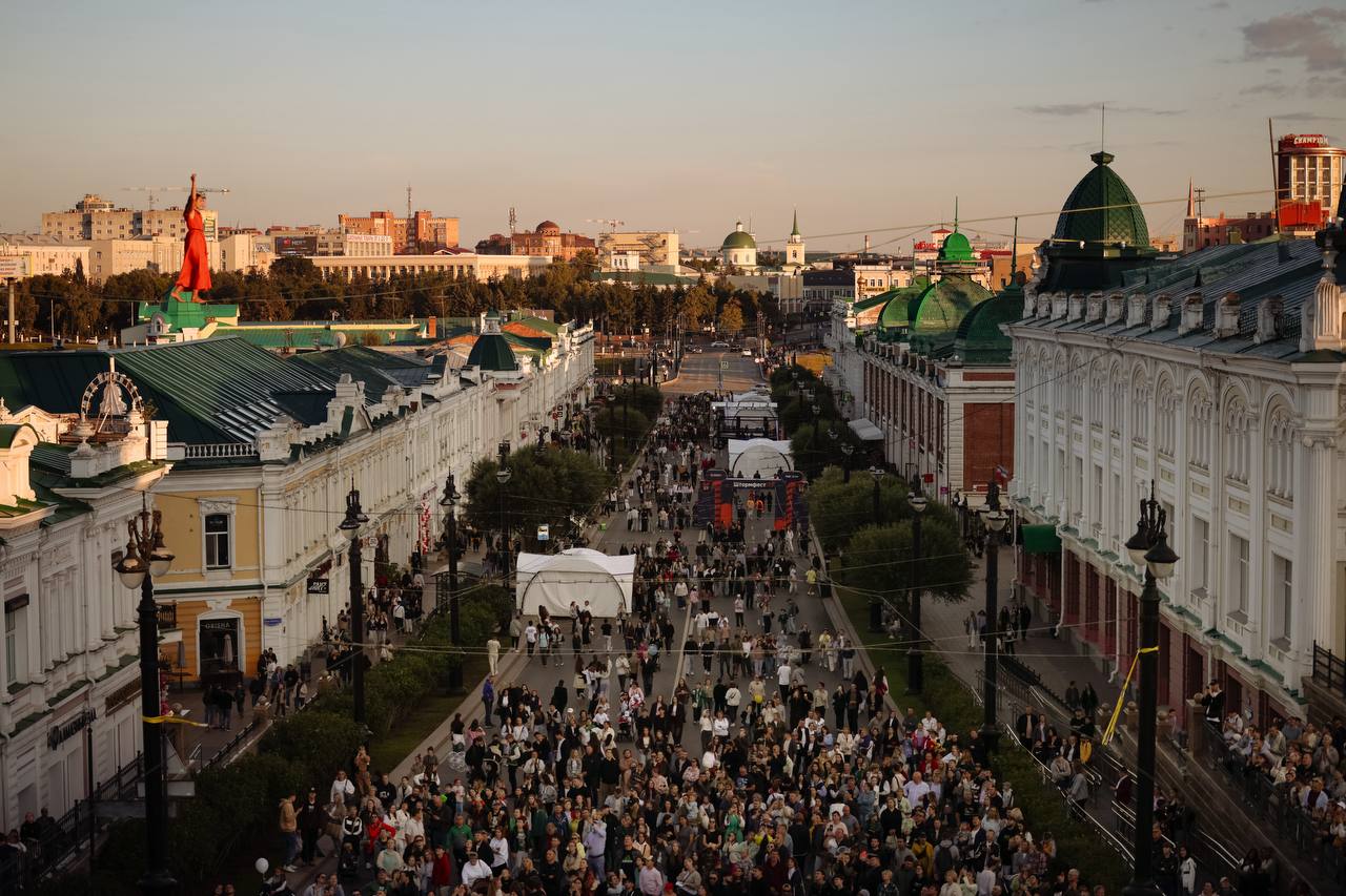 Показаны фото канатоходцев над Любинском проспектом в Омске Показаны фото канатоходцев над Любинском проспектом в Омске