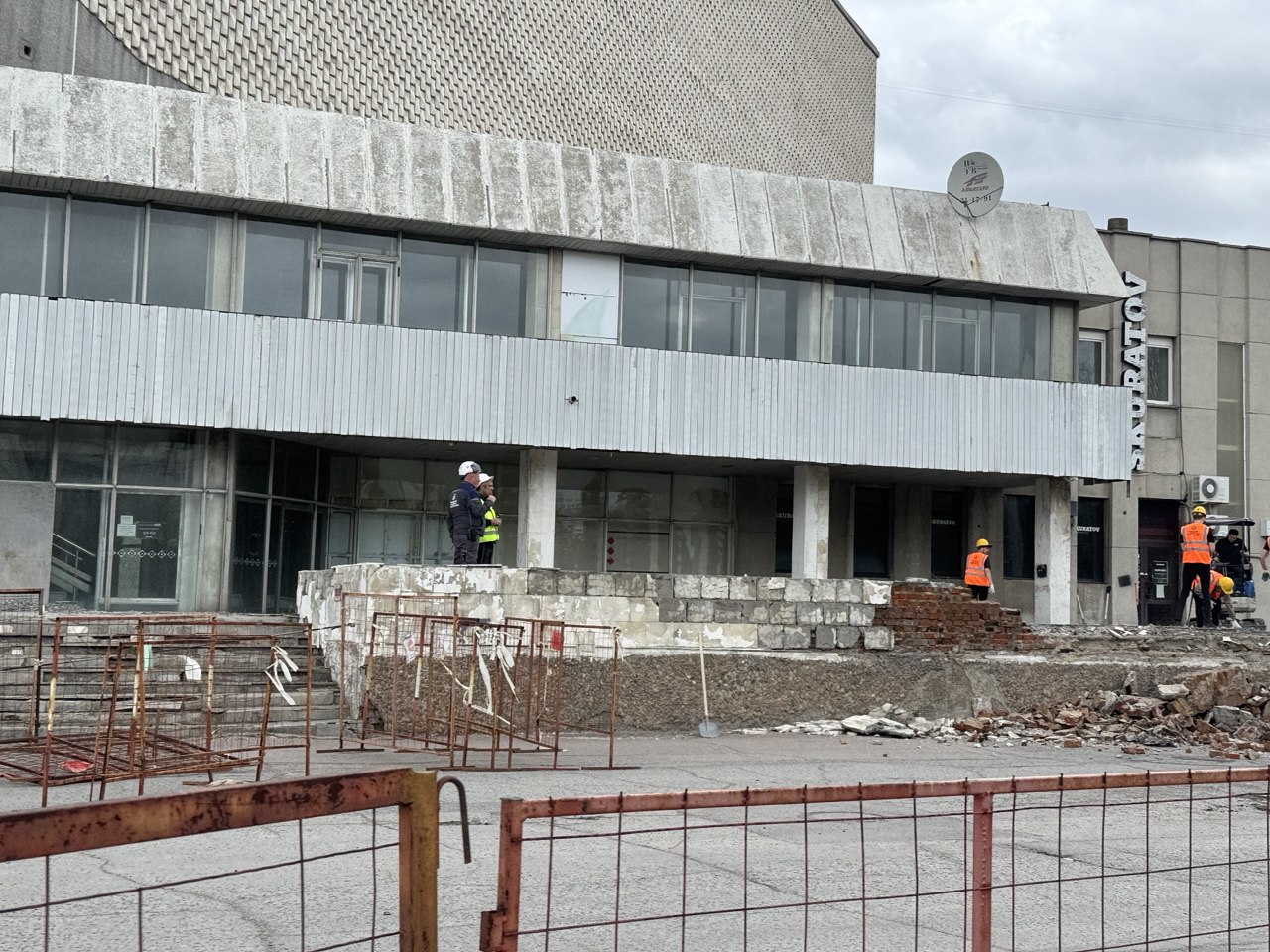 В Омске после визита министра спорта начали разбирать крыльцо СКК имени Блинова В Омске после визита министра спорта начали разбирать крыльцо СКК имени Блинова
