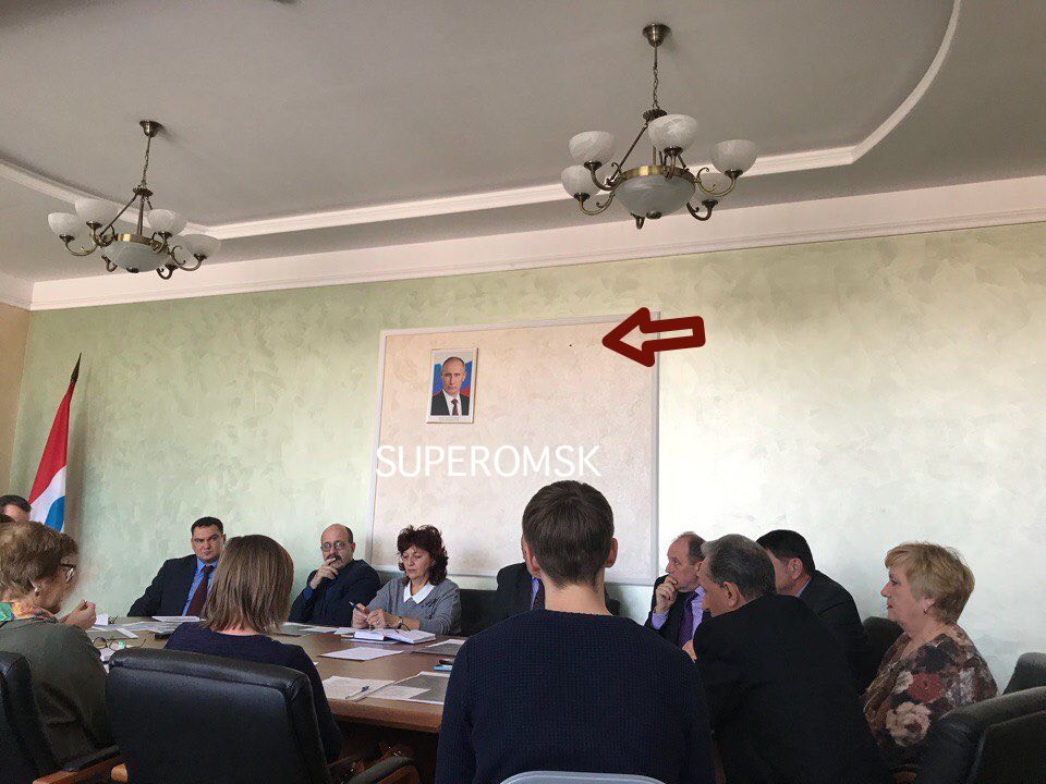 Омское Минприроды не стало выделять гвоздик для Буркова – ФОТО Омское Минприроды не стало выделять гвоздик для Буркова – ФОТО