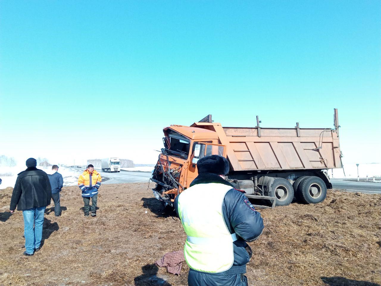 В Омской области на «трассе смерти» после ДТП перевернулась цистерна с уксусом – фото последствий В Омской области на «трассе смерти» после ДТП перевернулась цистерна с уксусом – фото последствий