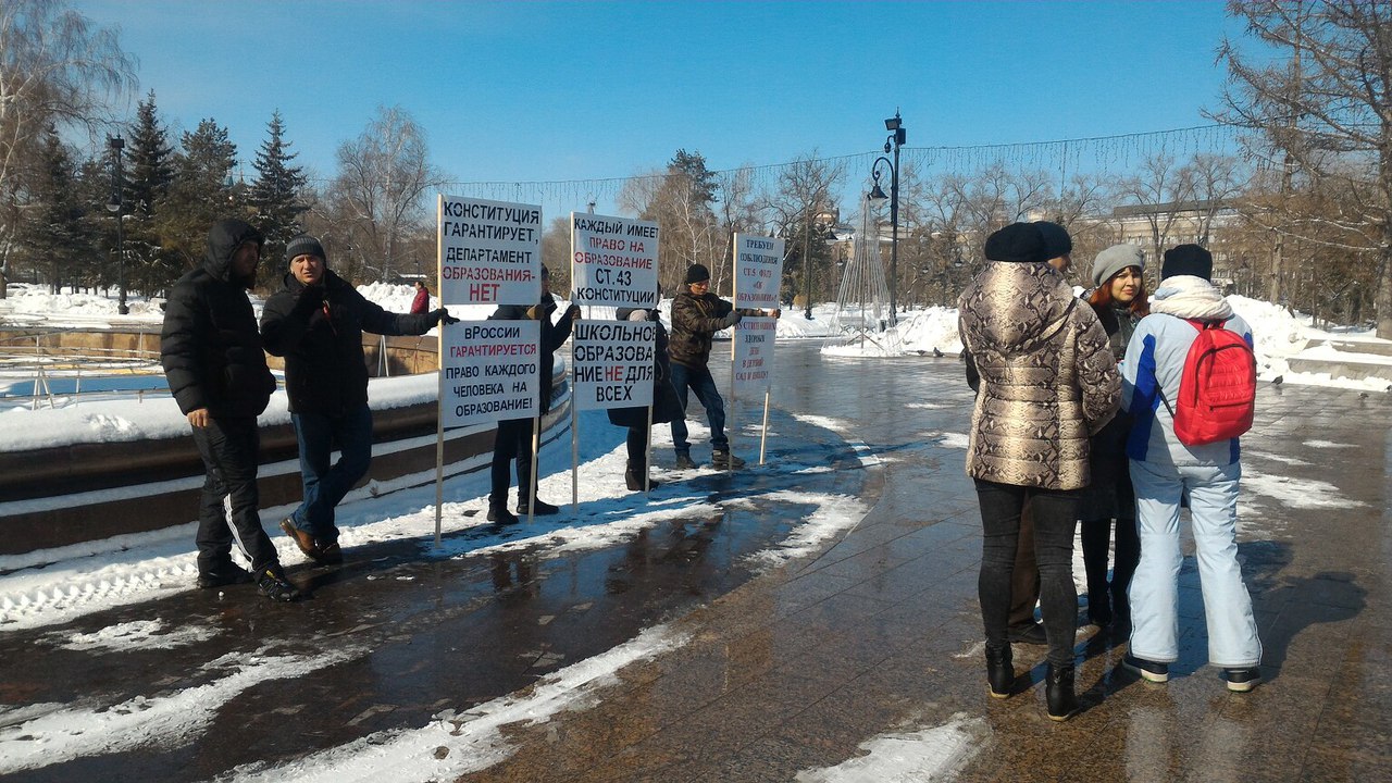 Сегодня родители провели пикет напротив здания мэрии Сегодня родители провели пикет напротив здания мэрии