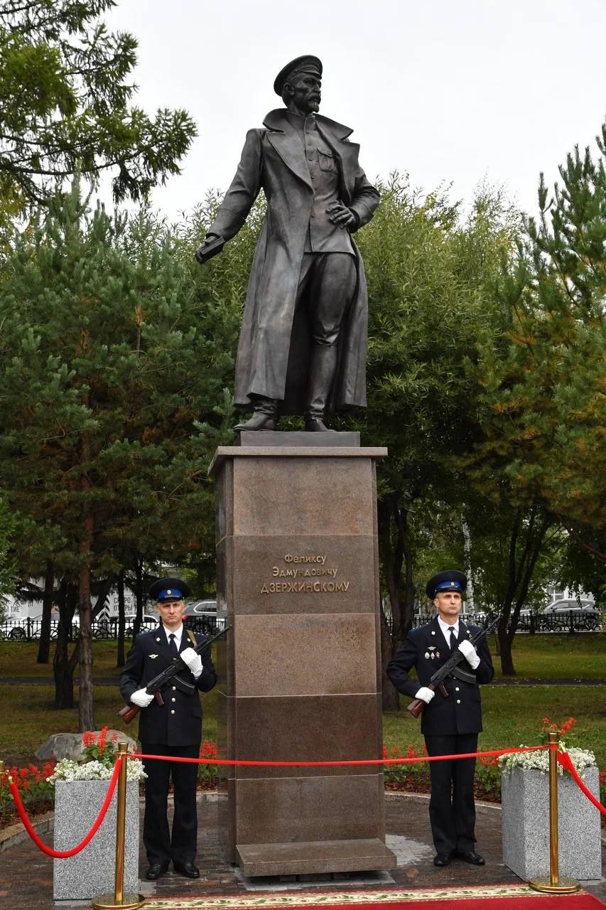 Хоценко и Серышев открыли в Омске памятник Дзержинскому Хоценко и Серышев открыли в Омске памятник Дзержинскому
