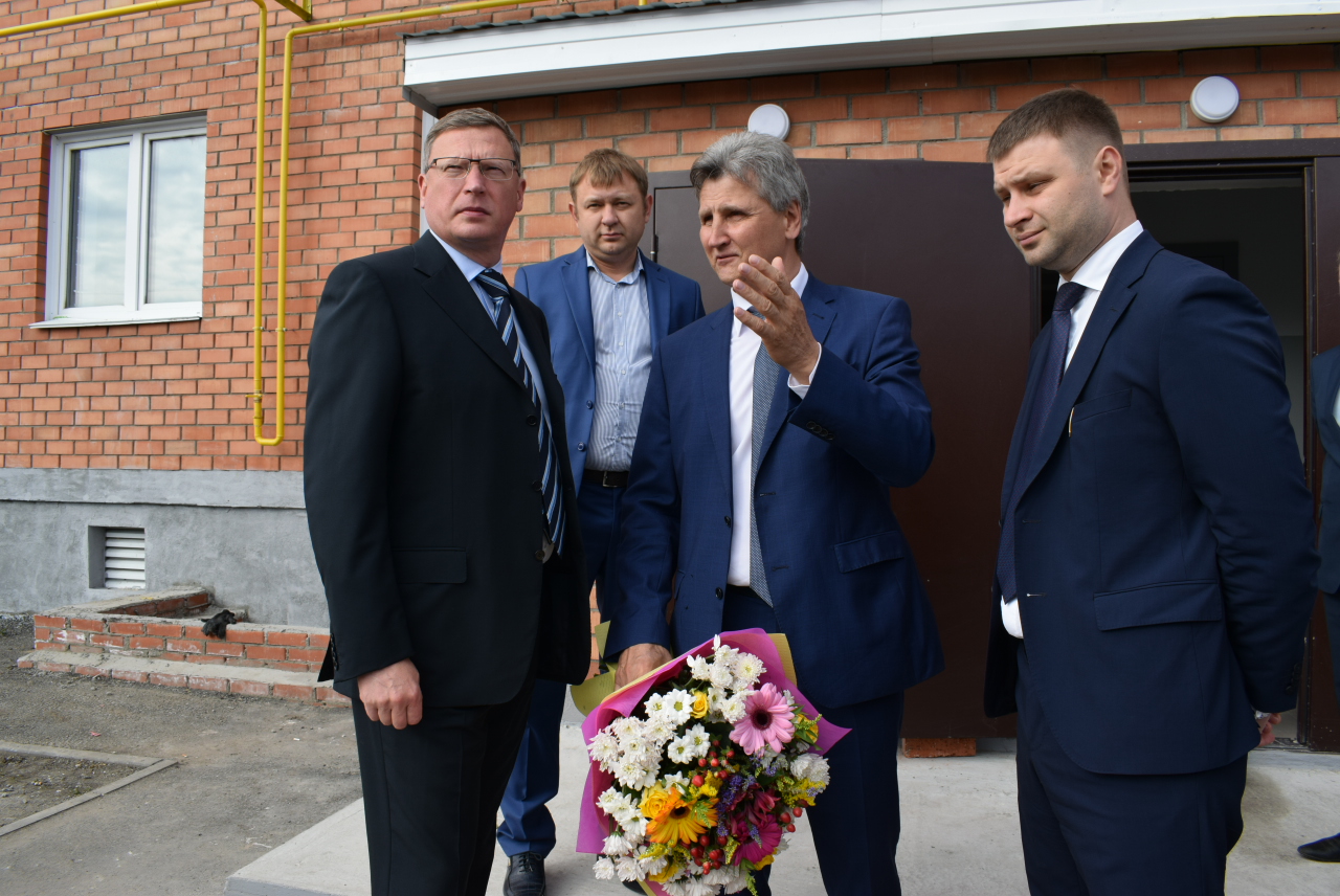 Бурков проверил новостройку в Калачинске Бурков проверил новостройку в Калачинске