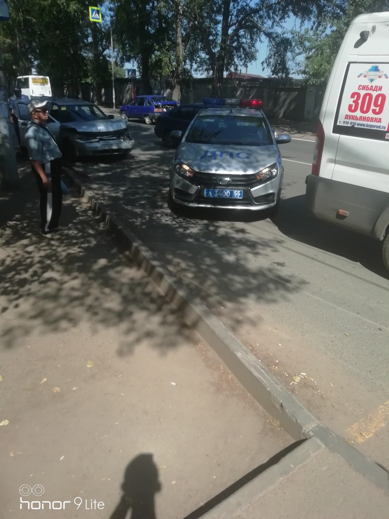 Пьяный омич протаранил маршрутку Пьяный омич протаранил маршрутку