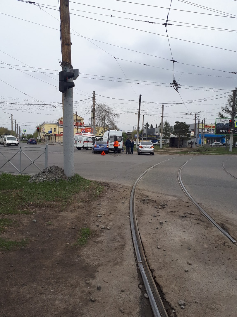 В Омске иномарка протаранила автомобиль скорой помощи: пострадал фельдшер – фото с места