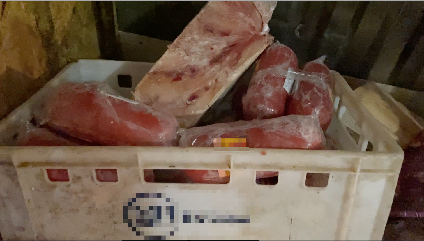 Во время облавы на омский цех с подгнивающим мясом нашлась накладная поставщика в детские сады Во время облавы на омский цех с подгнивающим мясом нашлась накладная поставщика в детские сады