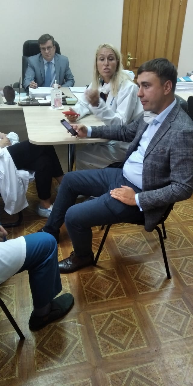Жена и врач Навального прибыли в омскую БСМП Жена и врач Навального прибыли в омскую БСМП
