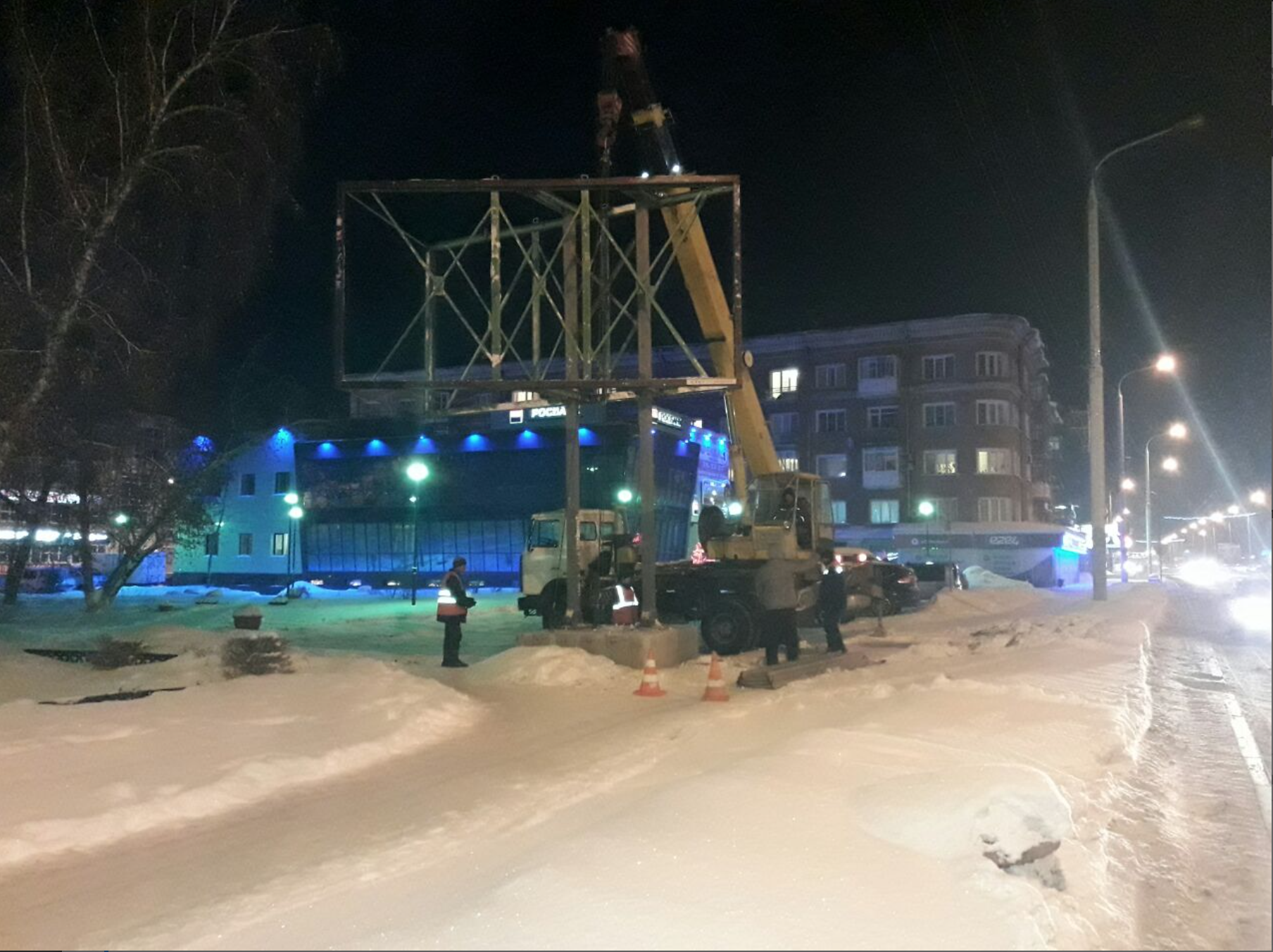 Рекламный щит в центре Омска оперативно убрали с тротуара Рекламный щит в центре Омска оперативно убрали с тротуара