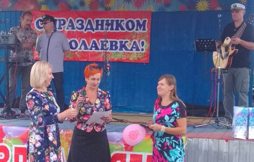 Депутат Инна Гомолко поздравила жителей поселка «Николаевка» с Днем города Депутат Инна Гомолко поздравила жителей поселка «Николаевка» с Днем города