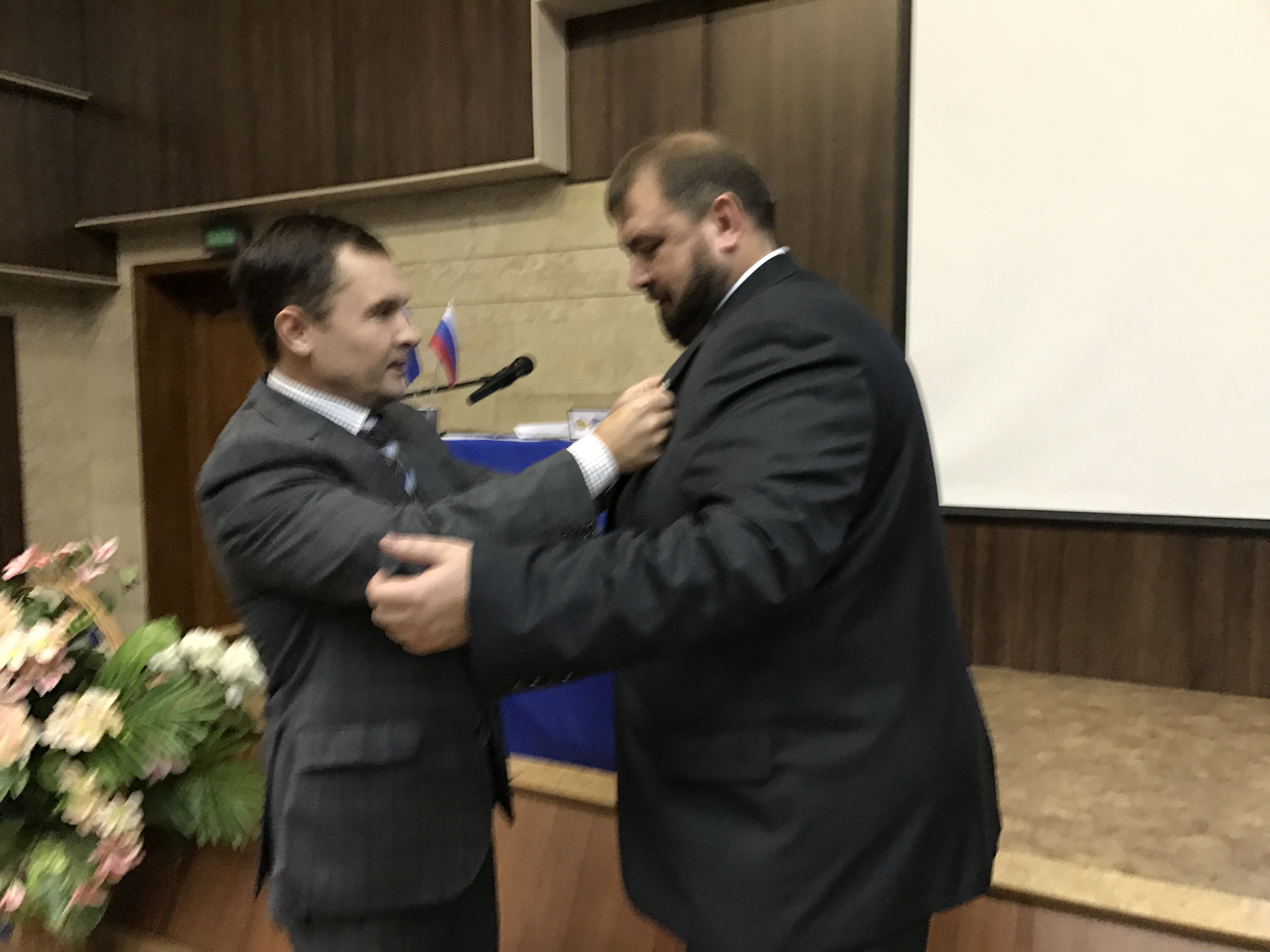 Омского министра Фадину расцеловали на собрании предпринимателей Омского министра Фадину расцеловали на собрании предпринимателей